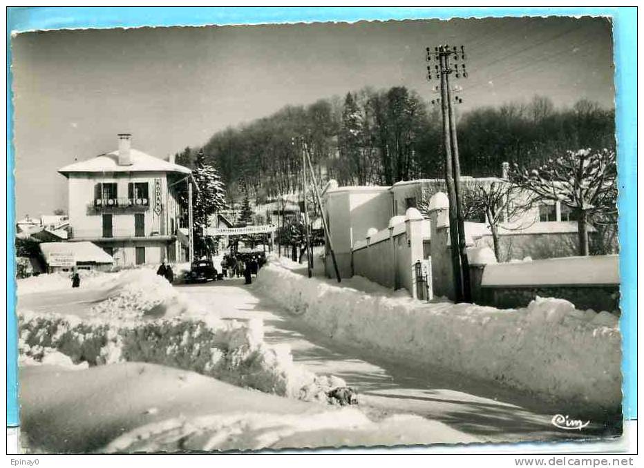 B - 01 - HAUTEVILLE LOMPNES - édition Combier - La Place Et Le Groupe Scolaire Sous La Neige - Hauteville-Lompnes