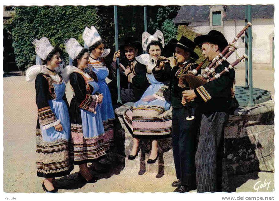 Carte Postale 29. Pont-Aven Riec-sur-Belon  Nevez Concert De Bombarde Et De Biniou Trés Beau Plan - Névez