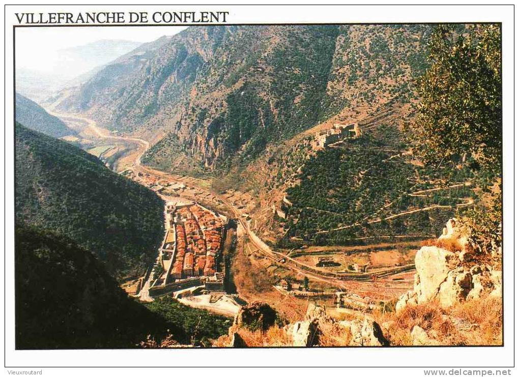 CPSM. VILLEFRANCHE DE CONFLENT. VUE GENERALE DE LA VALLEE AVEC LA VILLE FORTIFIE ET FORT LIBERIA. DATEE 1994 - Port Barcares