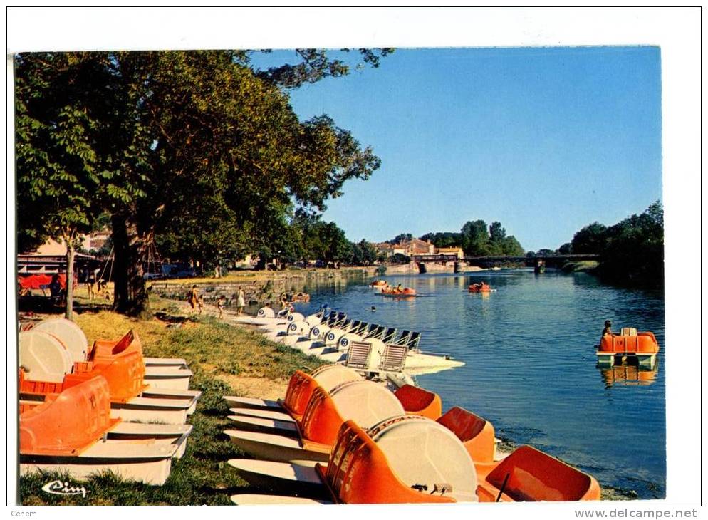 TAILLEBOURG 17 PEDALOS SUR UNE PLAGE DE LA CHARENTE COMBIER - Autres & Non Classés