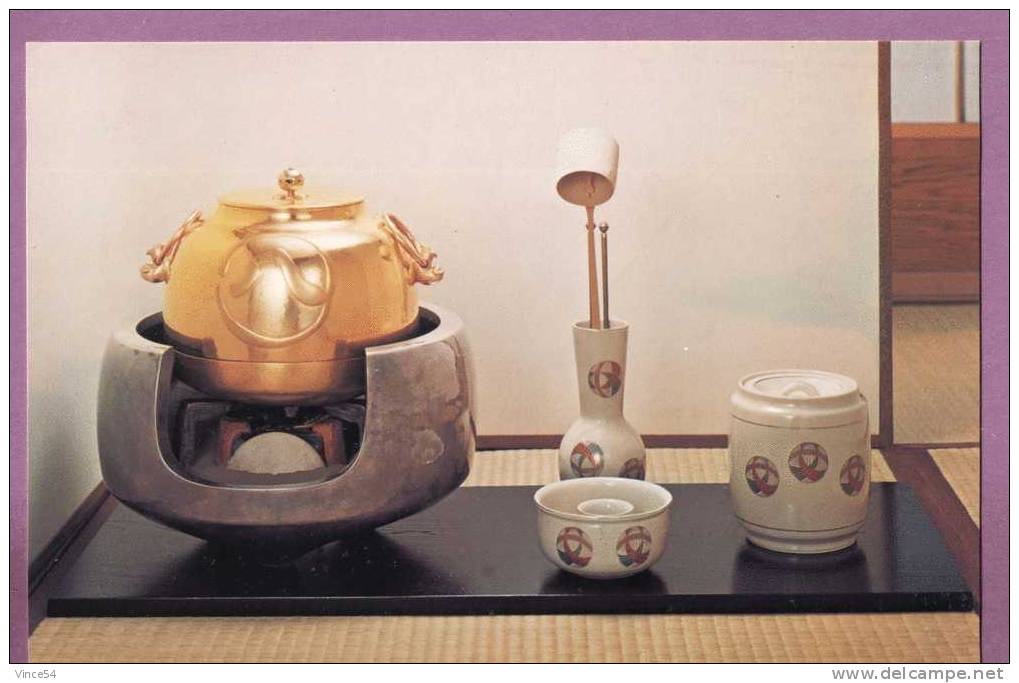 NAGOYA - GOLDEN KETTLE In The Tea House. Shin-nari-style Kettle With Maruhachi Mark And Fixed Rings - Nagoya