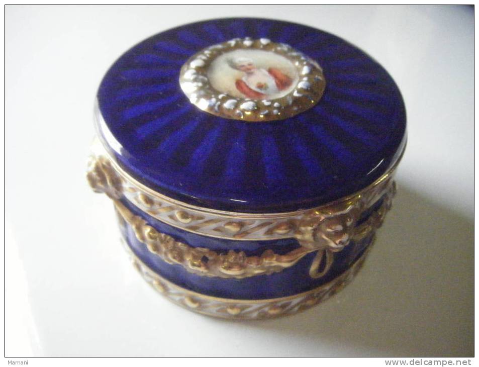 Bonbonniere Boite  Porcelaine- Numerotee 4322 Decor Bleu Et Dore -ancienne Diametre 11cm Haut.6 Cm Avec Couvercle-vieux - Arte Popolare