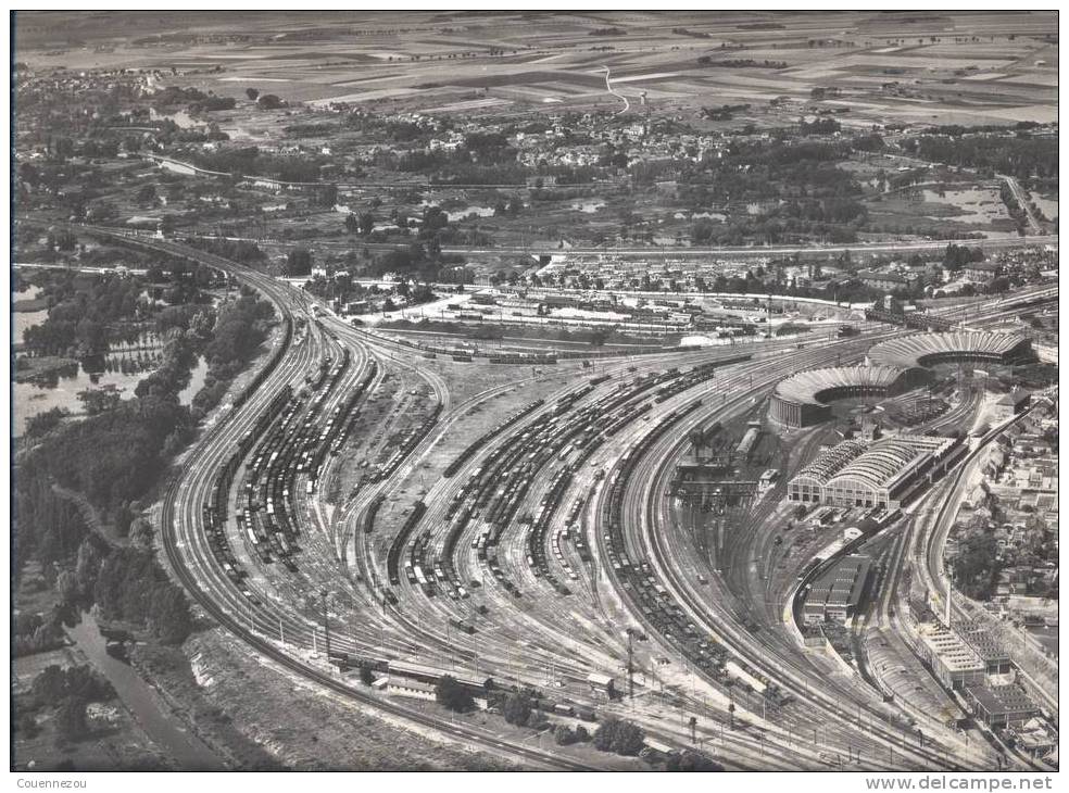 GP 3  LA GARE DE LONGUEAU    Vue Aerienne       Photo D Un Format De 27 X 44 CMS - Longueau