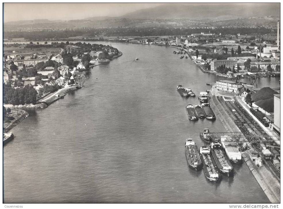 GP11  HUNINGUE   Les Peniches Sur Le Rhin   Vue Aerienne       Photo D Un Format De 27 X 44 CMS - Huningue