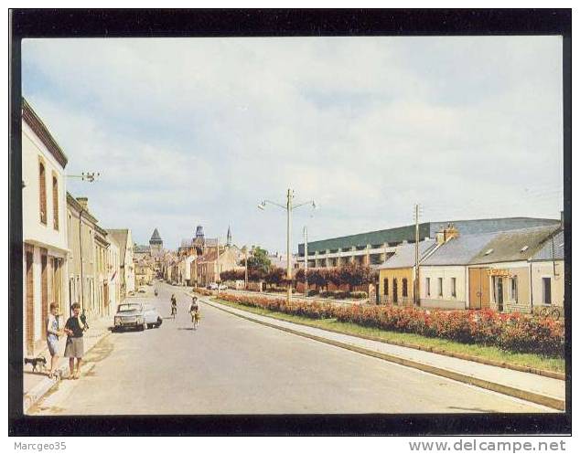 évron La Rue Aux Prés édit.artaud N° 40 Animée Automobile Renault R8 Café   Belle Cpsm - Evron