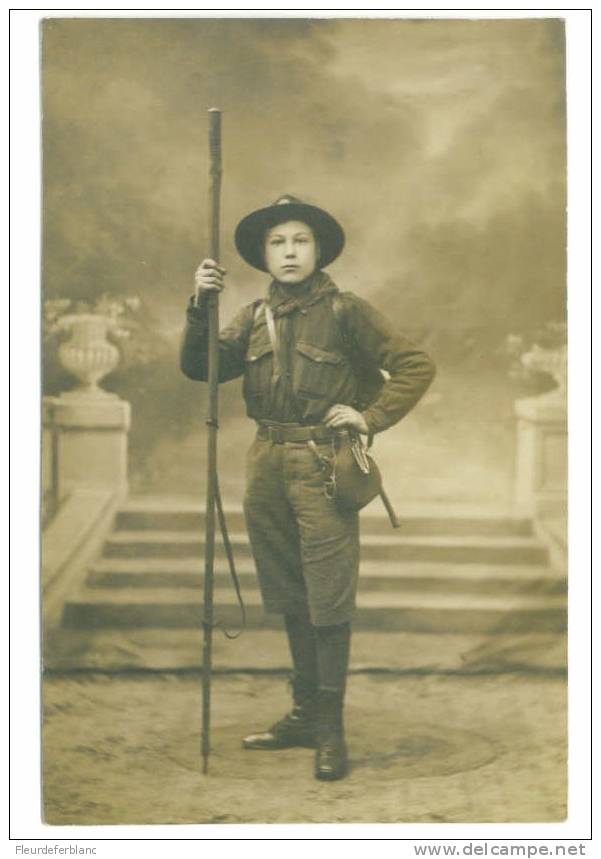 Photo D'un Jeune SCOUT En Uniforme - Bâton, Gourde, Couteau - Scouting