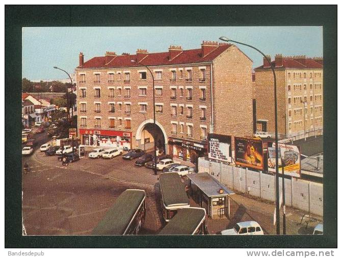 CPSM - Bezons (95) - Place Du Grand Cerf ( Autobus Automobile Commerce COOP Pharmacie ABEILLE CARTES ) - Bezons