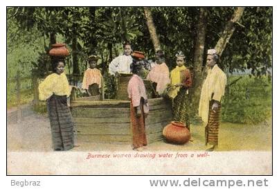 BIRMANIE      BURMESE WOMEN DRAWING WATER FROM A WELL - Myanmar (Burma)