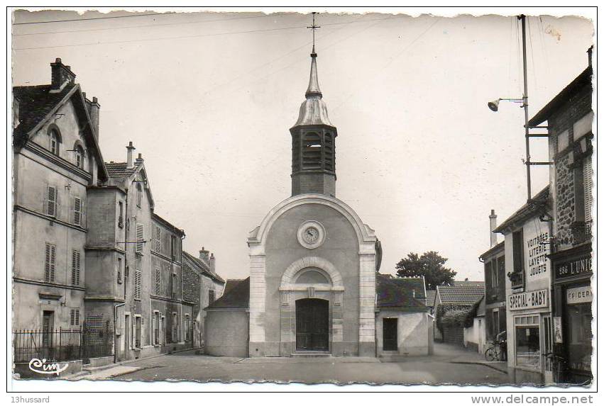 Carte Postale Esbly - La Place Et L'Eglise - Religion - Esbly