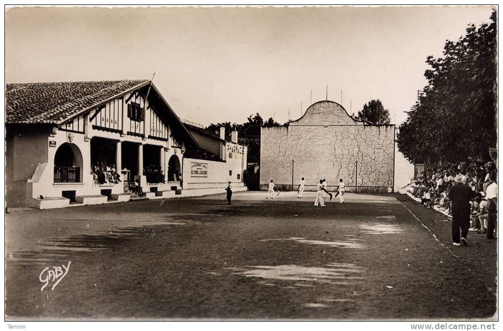 Guéthary. Le Fronton Et La Mairie. - Guethary