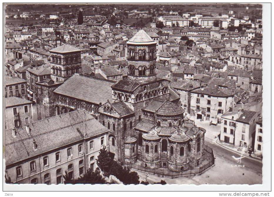 63.362/  ISSOIRE - L'église Du XII S. Côté Abside " (cpsm ) - Issoire