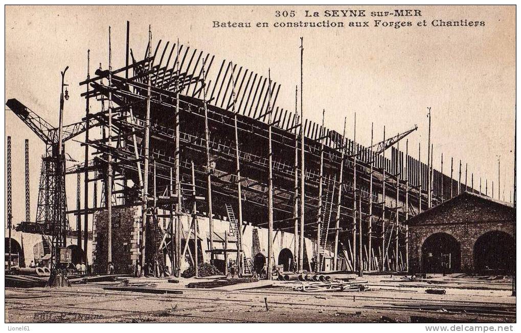 LA SEYNE-sur-MER : (83) Bateau En Construction Aux Forges Et Chantiers - La Seyne-sur-Mer