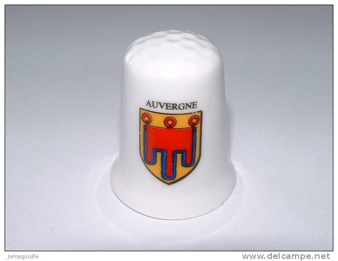 Dé à Coudre En Porcelaine - AUVERGNE. - B3 - Dés à Coudre