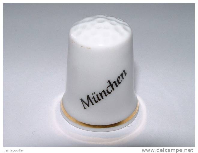 Dé à Coudre En Porcelaine - MUNCHEN -  Allemagne - D3 - Dedales