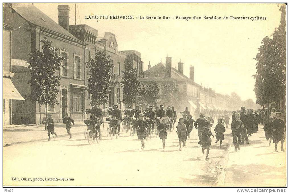 LAMOTTE BEUVRON - La Grande Rue - Passage D´un Bataillon De Chasseurs Cyclistes - Non Circulé - Lamotte Beuvron