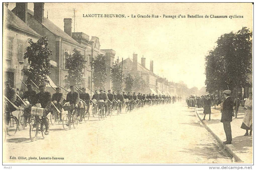 LAMOTTE BEUVRON - La Grande Rue - Passage D´un Bataillon De Chasseurs Cyclistes - Non Circulé - Lamotte Beuvron