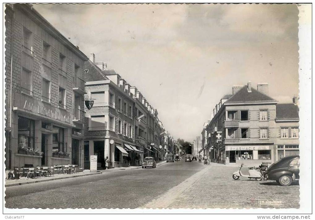 Neufchatel-en-Bray : Hôtel Du Lion D´Or Dans Nouveaux Immeubles+ Scooter à D En 1950 (animé). - Neufchâtel En Bray