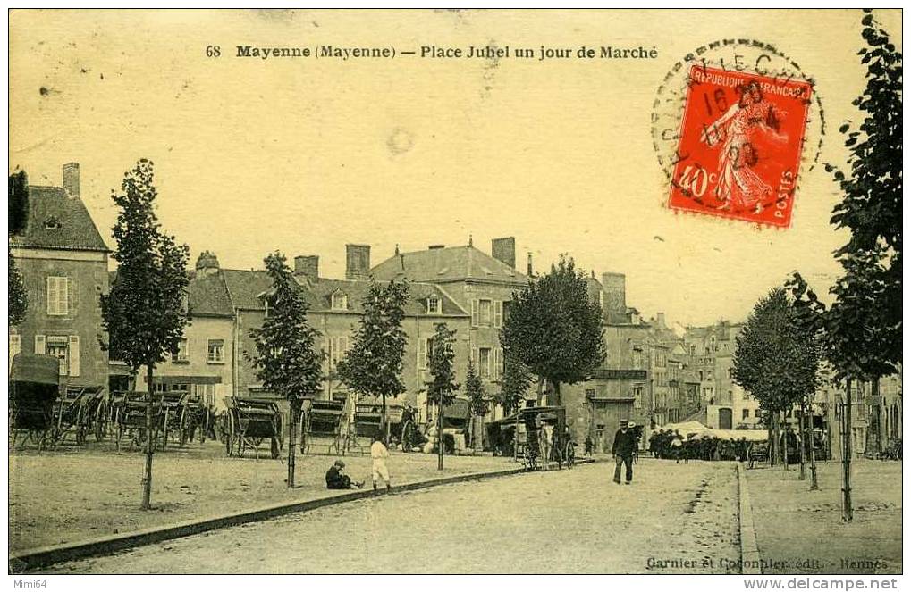 53 . MAYENNE . PLACE JUBEL UN JOUR DE MARCHE . - Mayenne