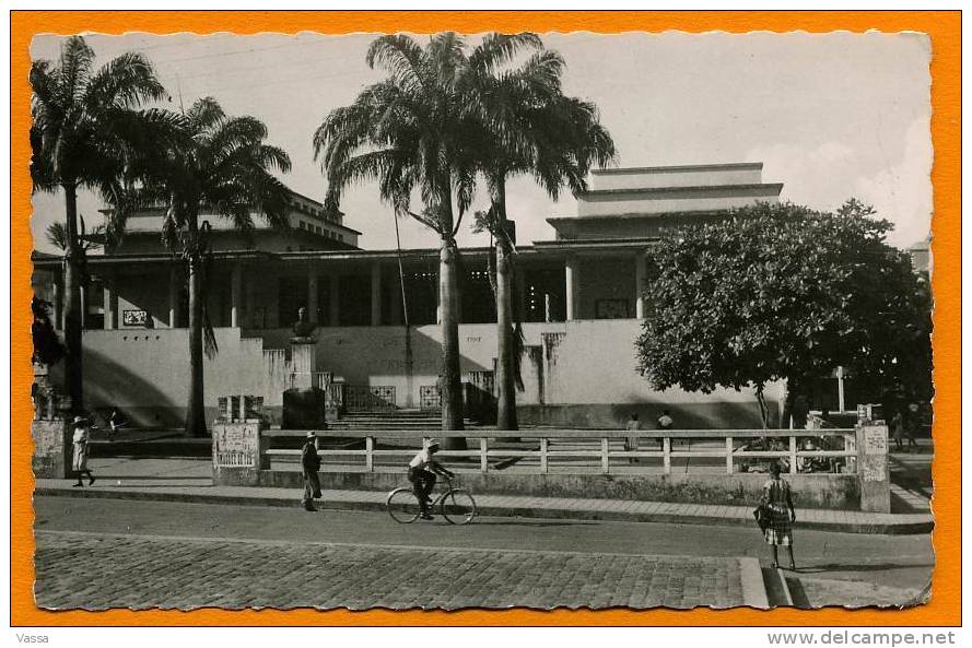 Guadeloupe :Le Palais De Justice à L'ombre Des Palmiers. - Pointe A Pitre