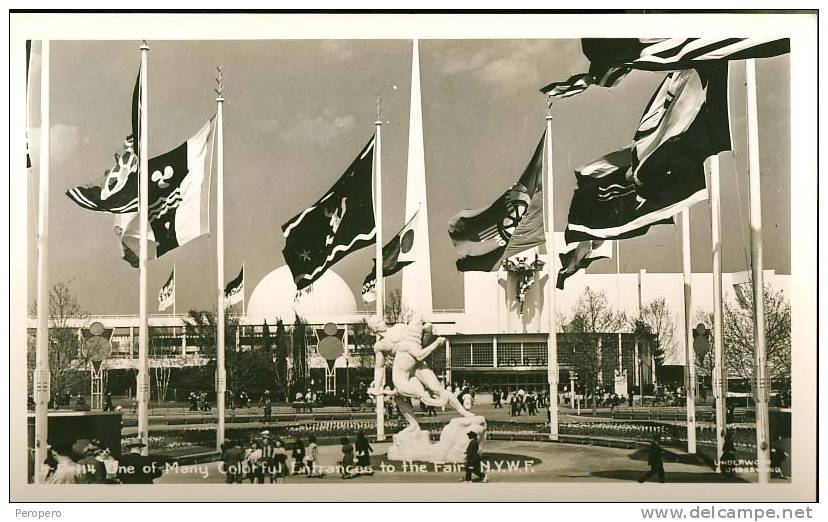 NEW YORK WORLD´S FAIR 1939 UNE OF MANY COLOUR  FUL    REAL PHOTO OLD POSTCARD - Exposiciones