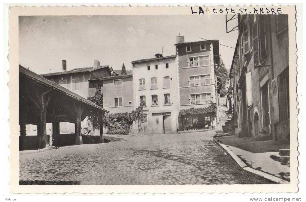 LA COTE SAINT ANDRE     -       Un Coin Des Halles Et La Rue Du Château. - La Côte-Saint-André