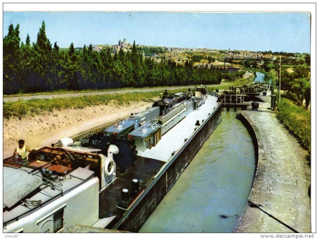 CPA    34       BEZIERS     1970       PENICHE AU PASSAGE DES 7 ECLUSES - Péniches