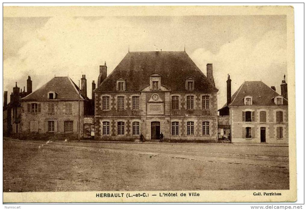 CPA...HERBAULT...ANIMEE...L'HOTEL DE VILLE... - Herbault