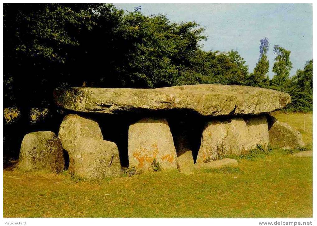 CPSM. CARNAC. LE NERNARD. DOLMEN DE LA FREBOUCHERE POIDS 1000 TONNES...DATEE 1982 - Dolmen & Menhire