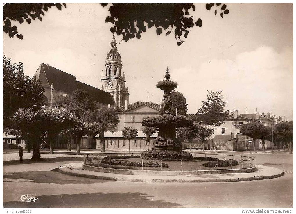 Cpsm  Bourg En Bresse, Place Bernard , Ed Cim - Otros & Sin Clasificación