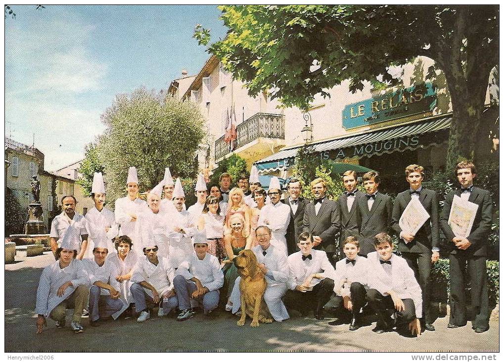 Cpsm Mougins , Restaurant Le Relais , Place De La Mairie, Métier Cuisiniers, Serveurs Et Patron Posant Pour La Photo - Mougins