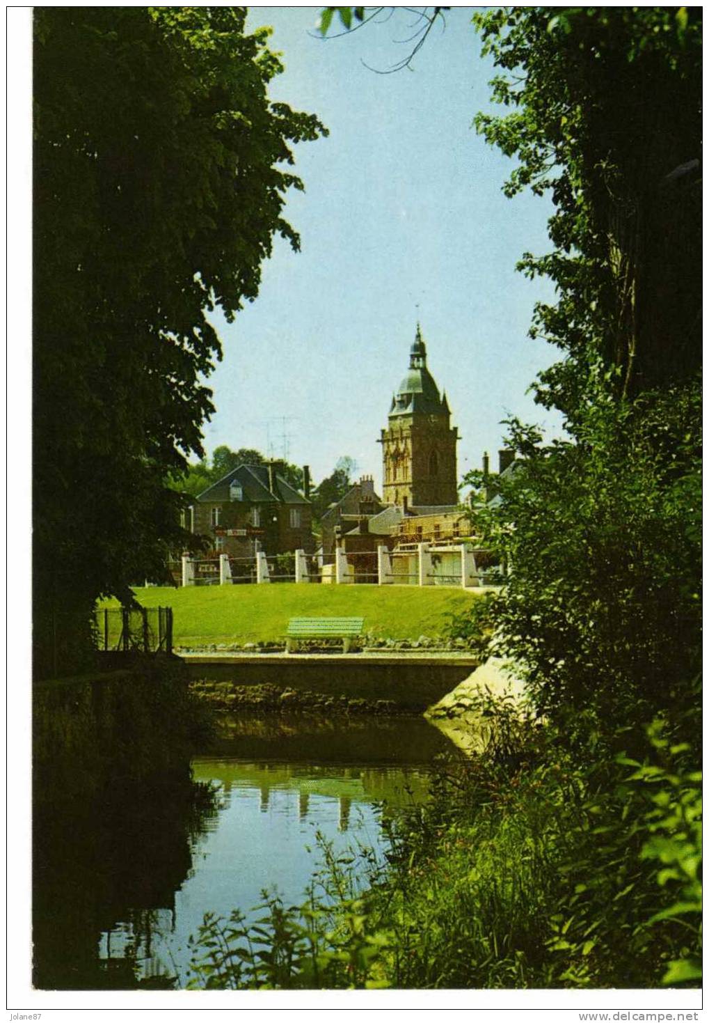 CPM    50     VILLEDIEU LES POELES       ECHAPPEE SUR L EGLISE 1974 - Villedieu