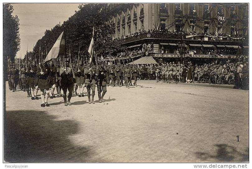 CARTE PHOTO DEFILE MILITAIRE PARIS 9e - OPERA - CAFE DE LA PAIX - Paris (02)