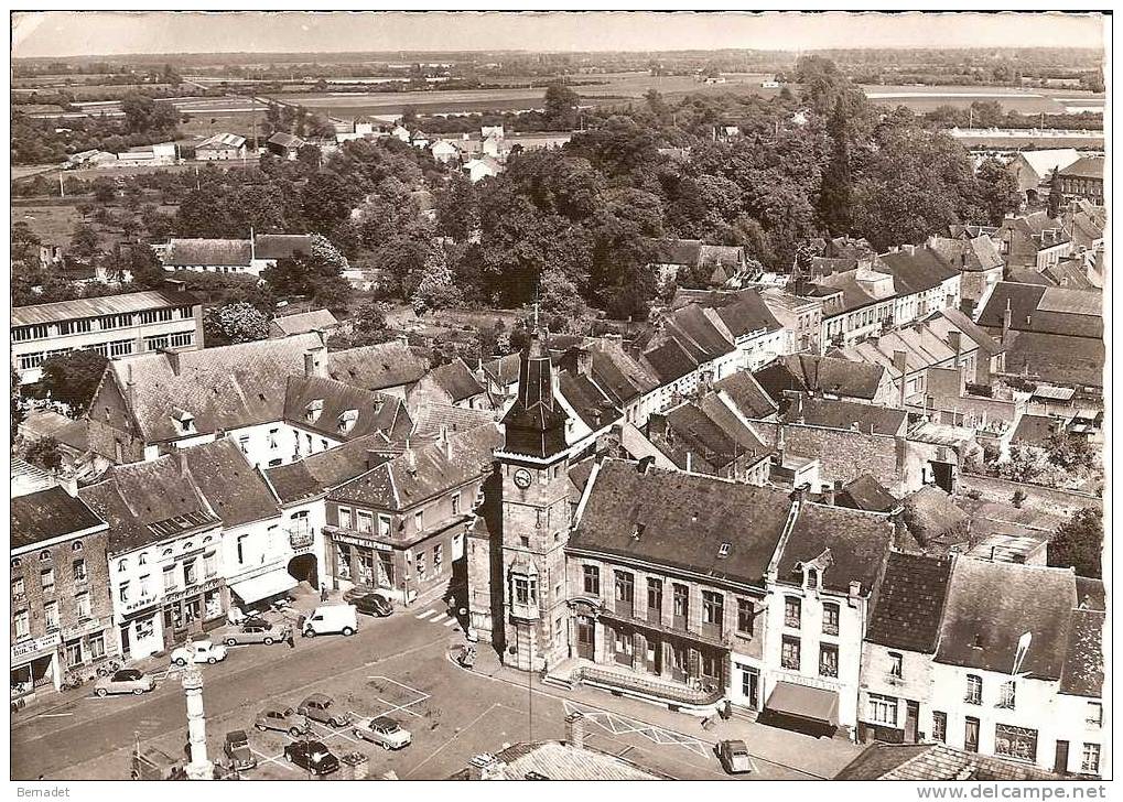 BAVAY..LA PLACE DU GENERAL DE GAULLE ET L'HOTEL DE VILLE - Bavay