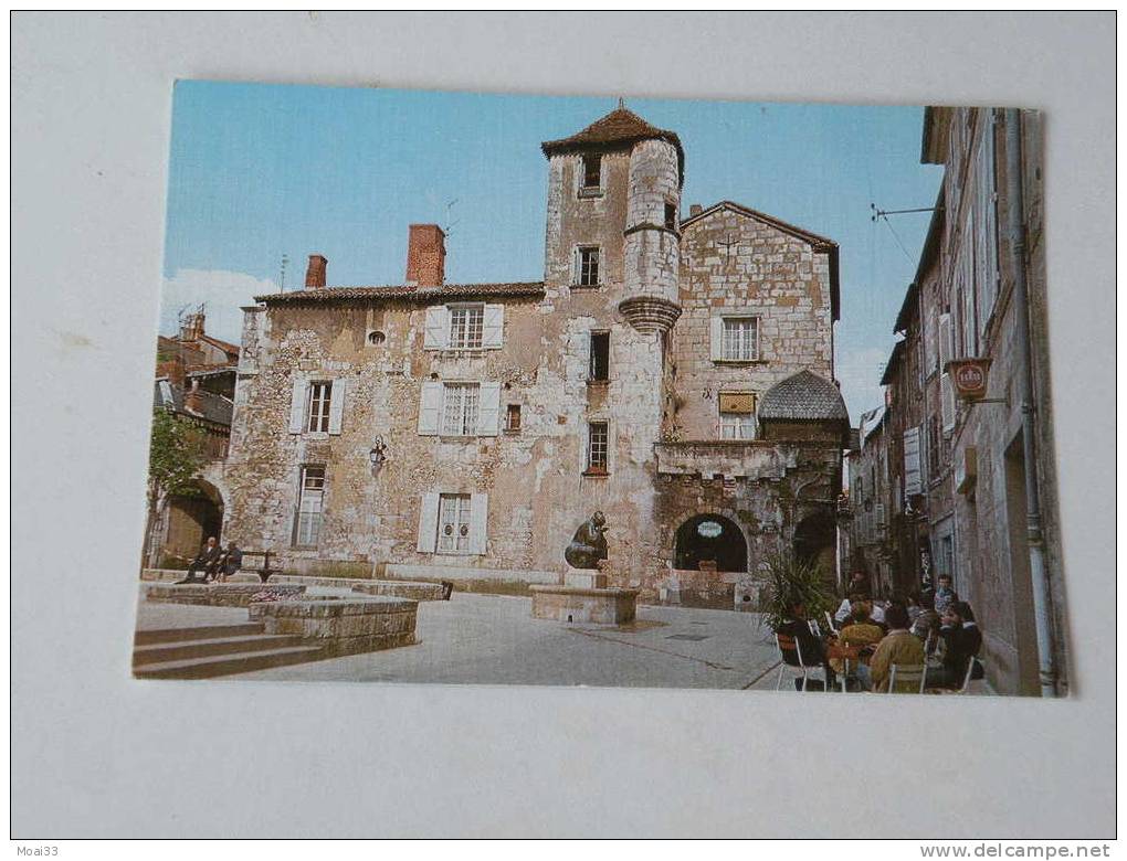 Carte Postale : PERIGUEUX :Place Saint-Louis - Périgueux