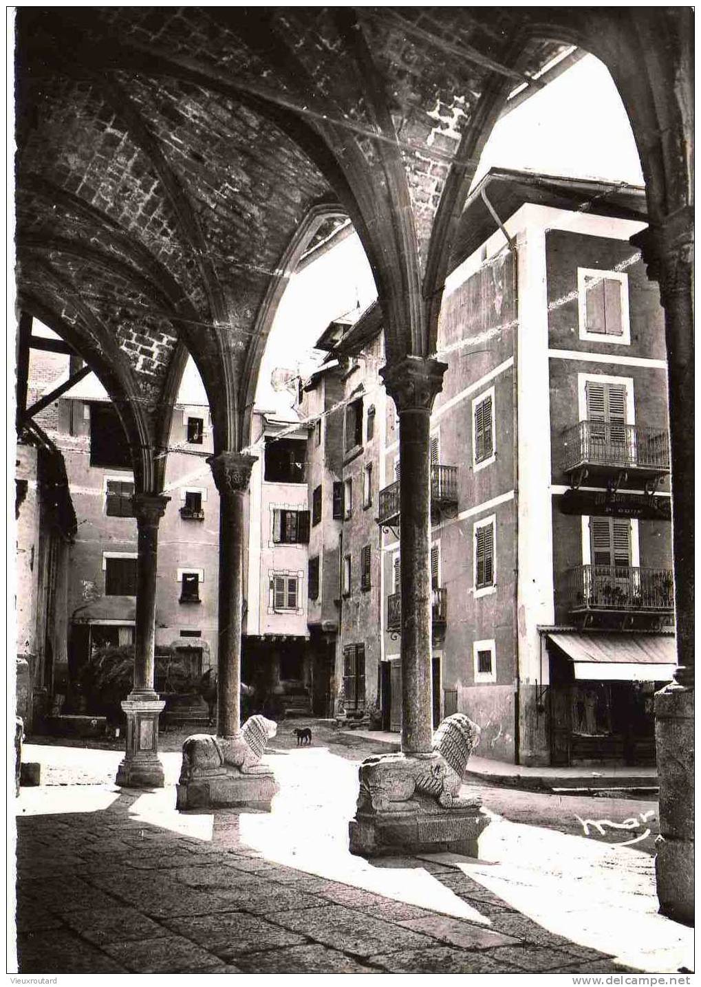 CPSM.  GUILLESTRE. ALT. 1000M. LE PORCHE DE L'EGLISE. DENTELLEE. - Guillestre