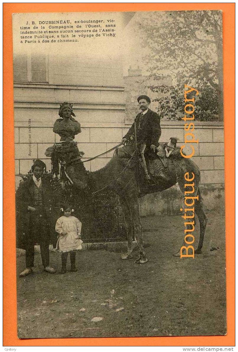 95 - BEZONS - Place Et Statue De La République - M°J.B. Doussineau Ex Boulanger Sur Son Chameau En Route Pour Paris - - Bezons