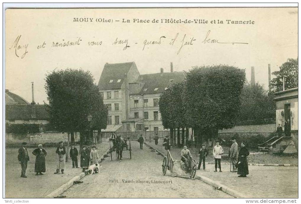 MOUY - La Place De L'Hôtel De Ville Et La Tannerie - Mouy