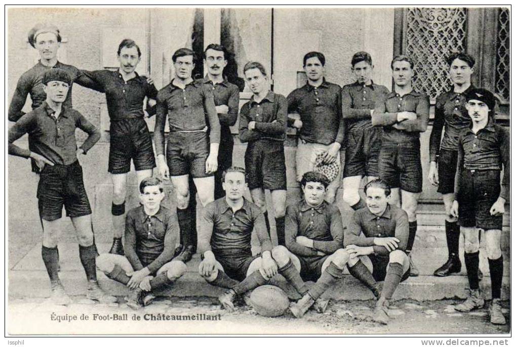 Equipé De Football De Chateaumeillant "avec Un Ballon De Rugby" - Châteaumeillant