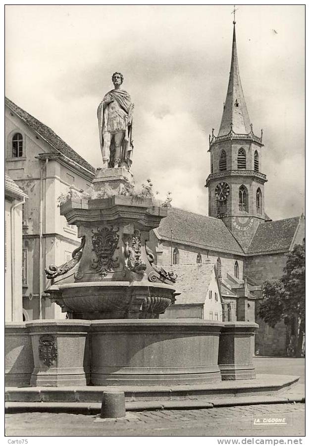 Architecture - Fontaine - Cadran Solaire - Horloge - Monuments