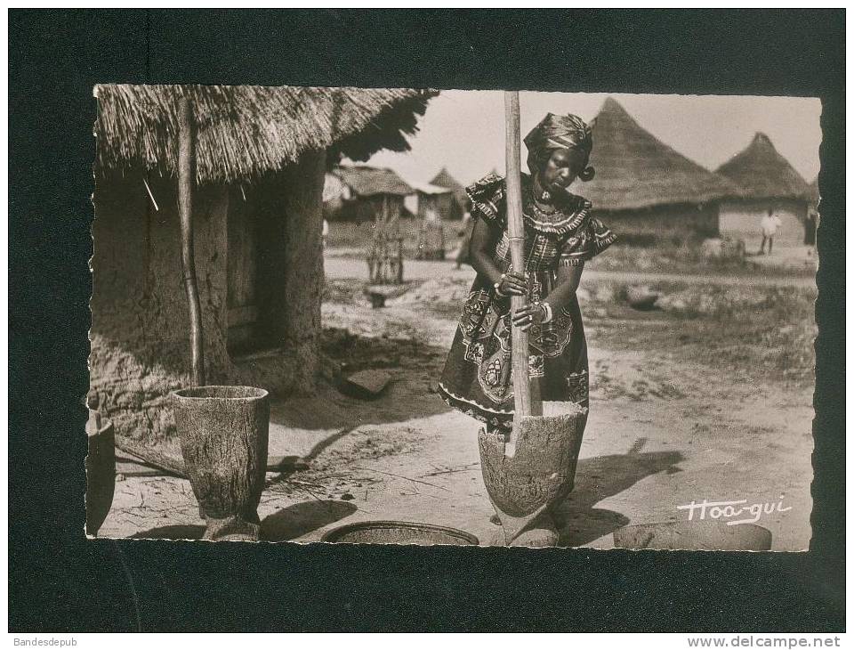 CPSM - Guinée - KANKAN - Pileuse De Mil ( HOA QUI Librairie Constantin 2) - Guinée