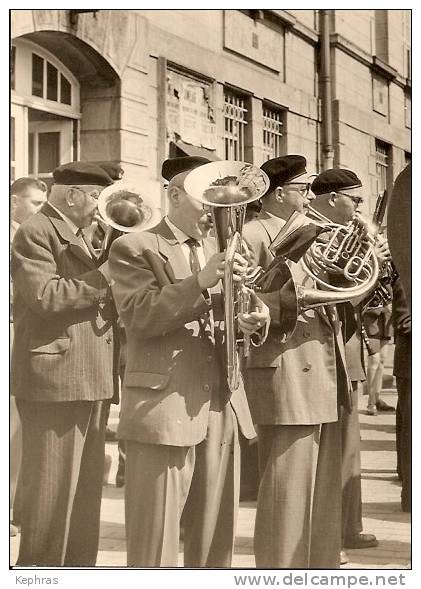 MONTIGNIES-SUR-SAMBRE : TOP PHOTO D'une Fanfare Le 8 Mai 1960  - Rare Document - Châtelet