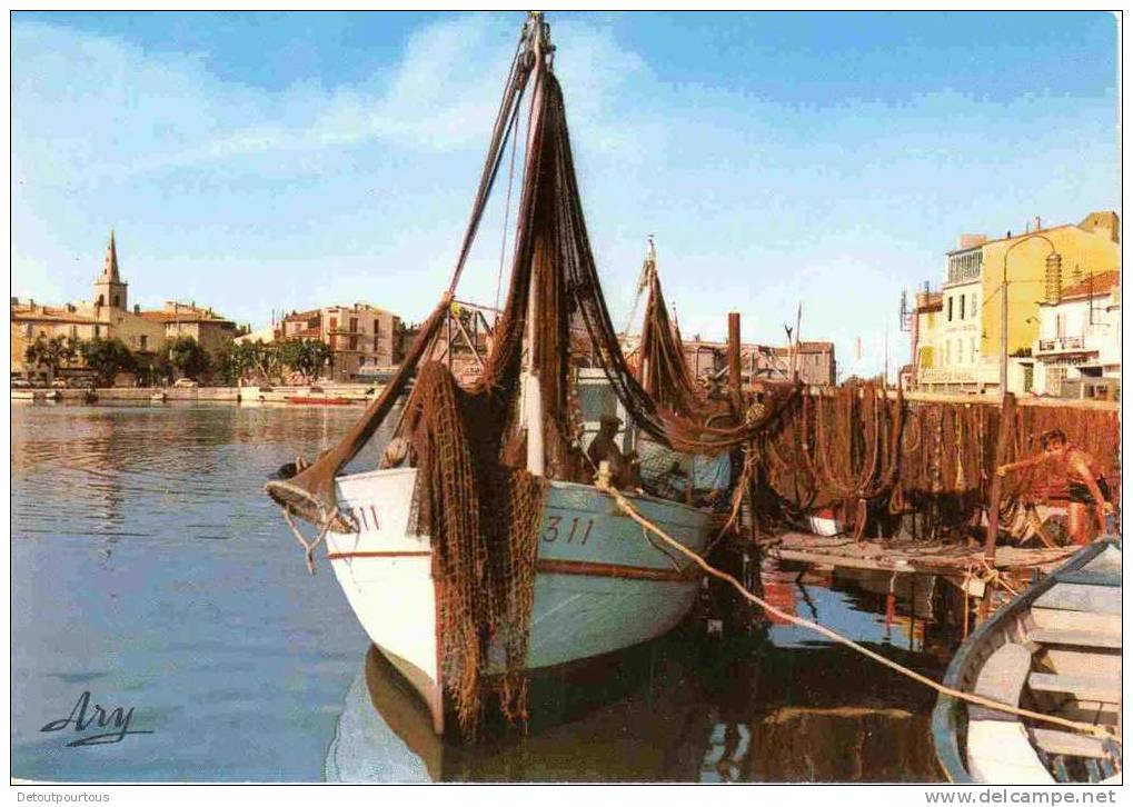 MARTIGUES 2cp Bateaux Canal De Maresille Rhône Bateau De Pêche Filets à Ferrières + Cargo Navire - Martigues