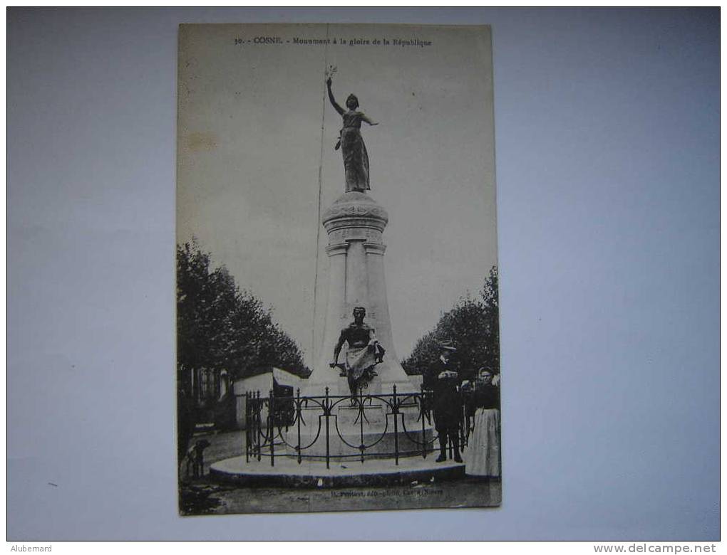 Cosne Cours Sur Loire , Monument A La Gloire De La République - Cosne Cours Sur Loire