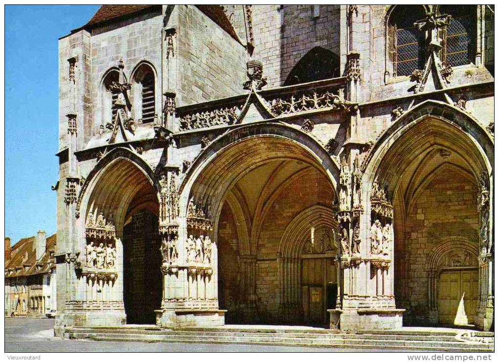 CPSM AUXONNE. EGLISE NOTRE DAME. LE PORTAIL DATEE 1988 - Auxonne