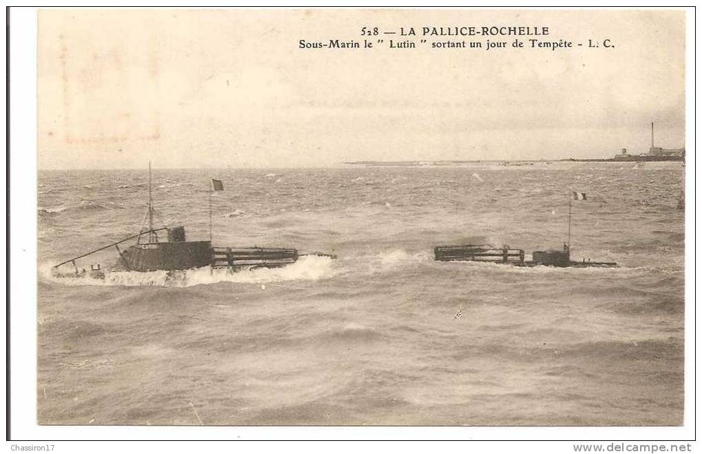 17 -  LA ROCHELLE-LA PALLICE  -  Sous-Marin "Le Lutin" Sortant Un Jour De Tempête - Unterseeboote