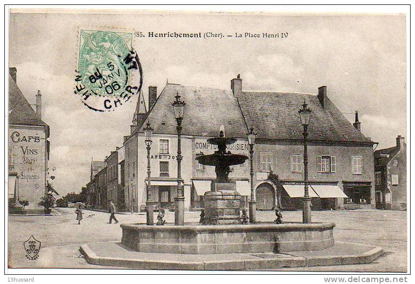 Carte Postale Ancienne Henrichemont - La Place Henri IV - Fontaine - Henrichemont