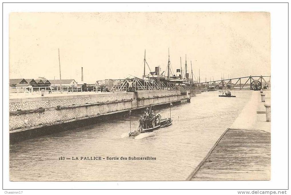 17 - LA ROCHELLE-LA PALLICE  -Base Des Sous-marins-  Sortie Des Submersibles  - Au Fond, Passerelle Roulante - Unterseeboote