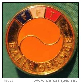 FEDERATION FRANCAISE DE TENNIS - BALLE ORANGE - BROCHE - - Tennis