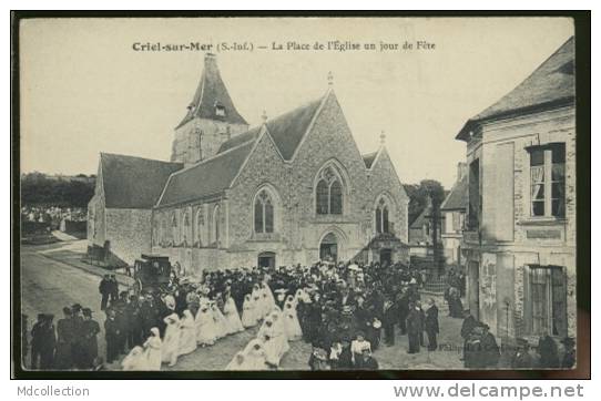 76 CRIEL SUR MER La Place De L'église Un Jour De Fête - Criel Sur Mer