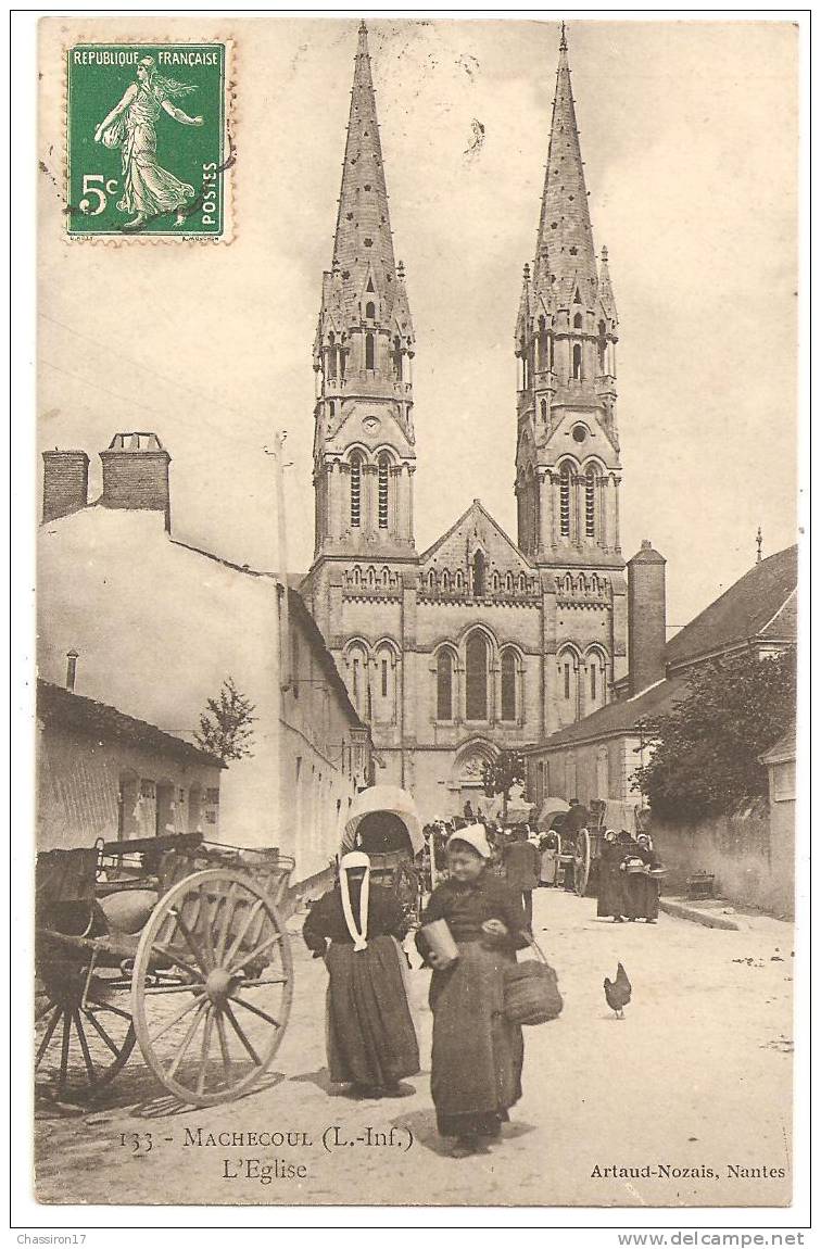 44 -  MACHECOUL  -  L´ Eglise    ( Un Jour De Marché) - Animée   Attelages - Femme Et Son Panier - Machecoul